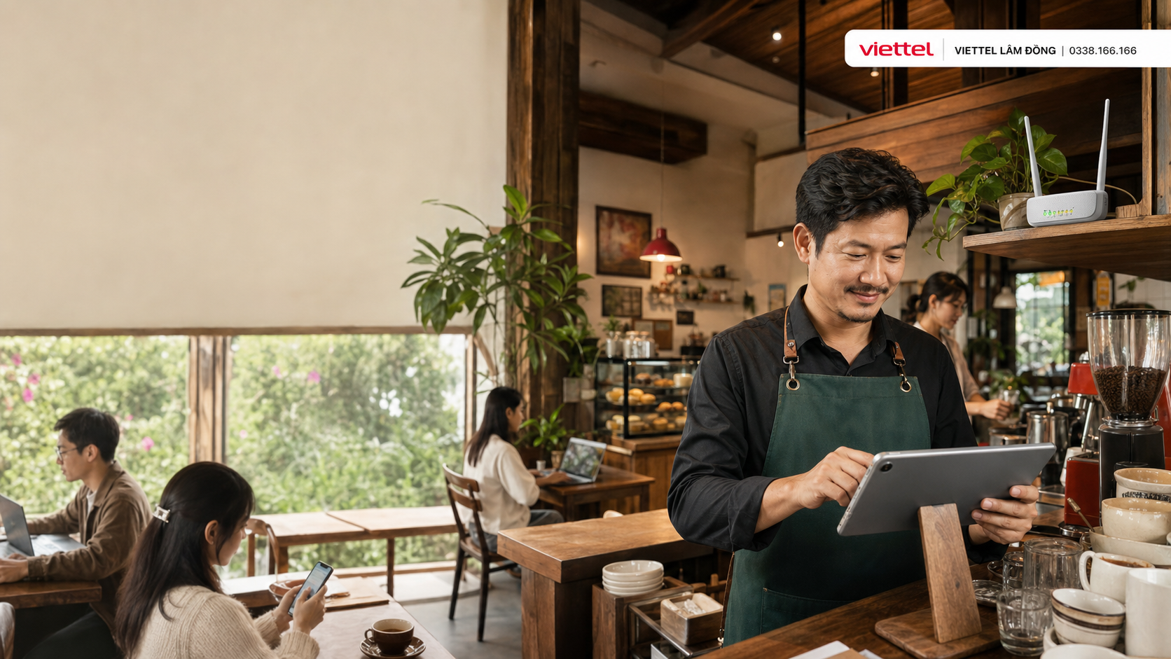 Chủ quán cà phê sử dụng Internet Viettel để phục vụ khách và vận hành tại Lâm Đồng.