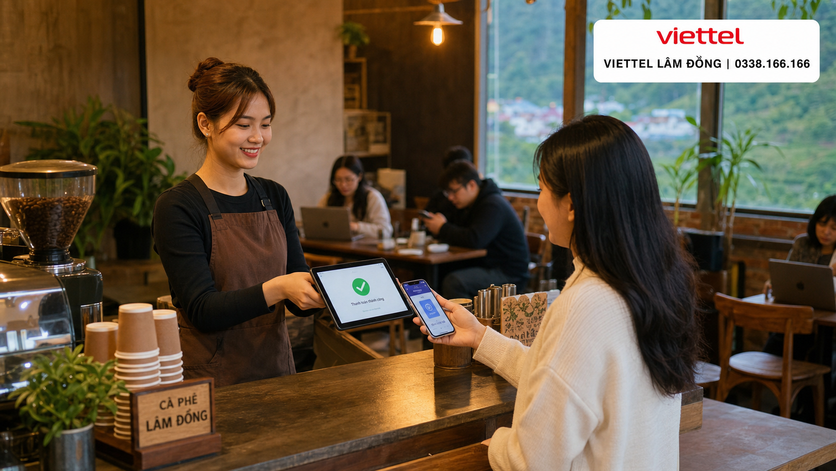 Nhân viên quán cà phê vận hành thanh toán tại quầy với kết nối Internet.